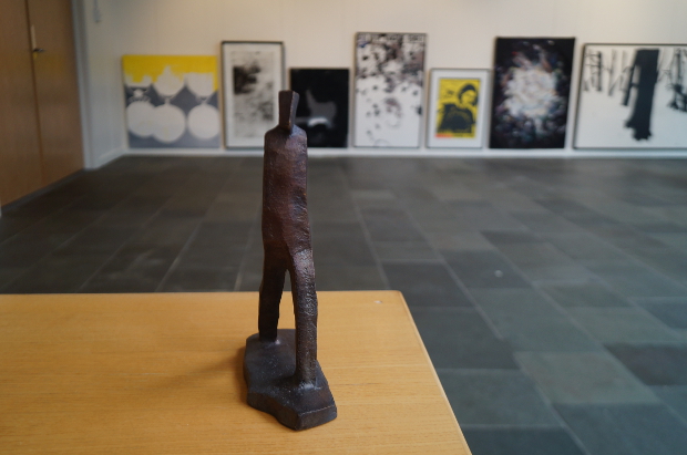 Per Heide som har skabt bronzeskulpturen som Henry Rossle har modtaget, har ogs� et andet kunstv�rk i Borup. Det st�r ved B�kg�rdsvej 2